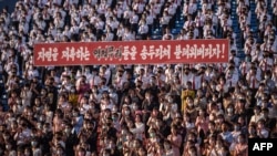 지난 6일 북한 평양 청년공원야회극장에서 탈북민을 비난하는 청년학생들의 대규모 집회가 열렸다.