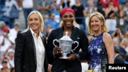 Serena Williams es acompañada por dos grandes del tenis: Martina Navratilova (izquierda) y Chris Evert, luego de ganar por tercera vez consecutiva el Abierto de Estados Unidos.