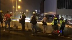 2019-09-28 美國之音視頻新聞: 香港警察水炮車噴射藍色胡椒水波及在場記者
