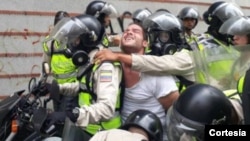 Contreras, quien es profesor de la Universidad Católica Andrés Bello, coordinador de redes sociales de El Nuevo País y activista de Voluntad Popular fue detenido el miércoles 10 de mayo en la Candelaria durante una manifestación.