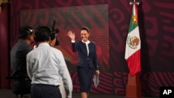 ARCHIVO - La presidenta electa Claudia Sheinbaum saluda después de asistir a la conferencia de prensa diaria por la mañana temprano, en el Palacio Nacional, en la Ciudad de México, el 10 de junio de 2024.