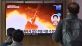 Ljudi gledaju televizijski program i snimak sjevernokorejskog lansiranja rakete, tokom emisije vijesti, na željezničkoj stanici u Seulu, Južna Koreja, 25. januara 2022.