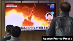 Ljudi gledaju televizijski program i snimak sjevernokorejskog lansiranja rakete, tokom emisije vijesti, na željezničkoj stanici u Seulu, Južna Koreja, 25. januara 2022.