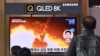 Penayangan berita peluncuran rudal Korea Utara melalui siaran televisi di stasiun kereta api di Seoul, Korea Selatan, 25 Januari 2022. (Jung Yeon-je / AFP)