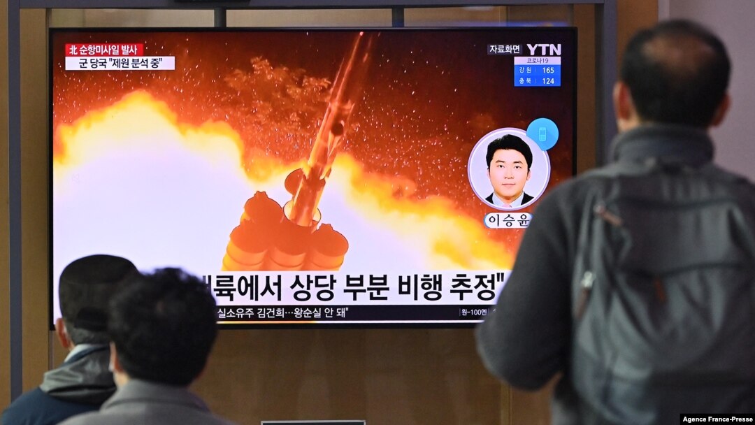Ljudi gledaju televizijski program i snimak sjevernokorejskog lansiranja rakete, tokom emisije vijesti, na željezničkoj stanici u Seulu, Južna Koreja, 25. januara 2022.