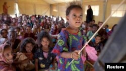 Des enfants déplacés maliens étudiant dans le camp de Mbera, à 40 km de la frontière malienne, le 24 mai 2012.