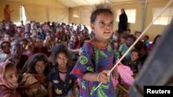 Des enfants maliens fréquentent une école dans le camp de réfugiés de Mbera, en Mauritanie, à environ 40 km de la frontière avec le Mali, le 24 mai 2012.