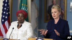 Waziri wa mambo ya nje wa Marekani Hillary Clinton(R) na mwenyekiti wa AU, Nkosazana Dlamini-Zuma(L)