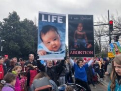 Demonstrasi kelompok anti-aborsi ("pro-life") di Washington DC, yang pada umumnya mendukung Presiden Donald Trump.