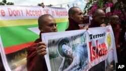 ဗုဒၶဘာသာဝင္ေတြကို အကာအကြယ္ေပးဖို႔ ဘဂၤလားေဒ့ရွ္ အစိုးရကို ျမန္မာသံဃာေတာ္ေတြက ရန္ကုန္က ဘဂၤလားေဒ့ရွ္သံရံုးေရွ႕ ေတာင္းဆိုေနၾကတာပါ။ 