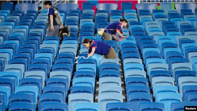 Các cổ động viên Nhật dọn dẹp trên khán đài sân vận động ở World Cup.