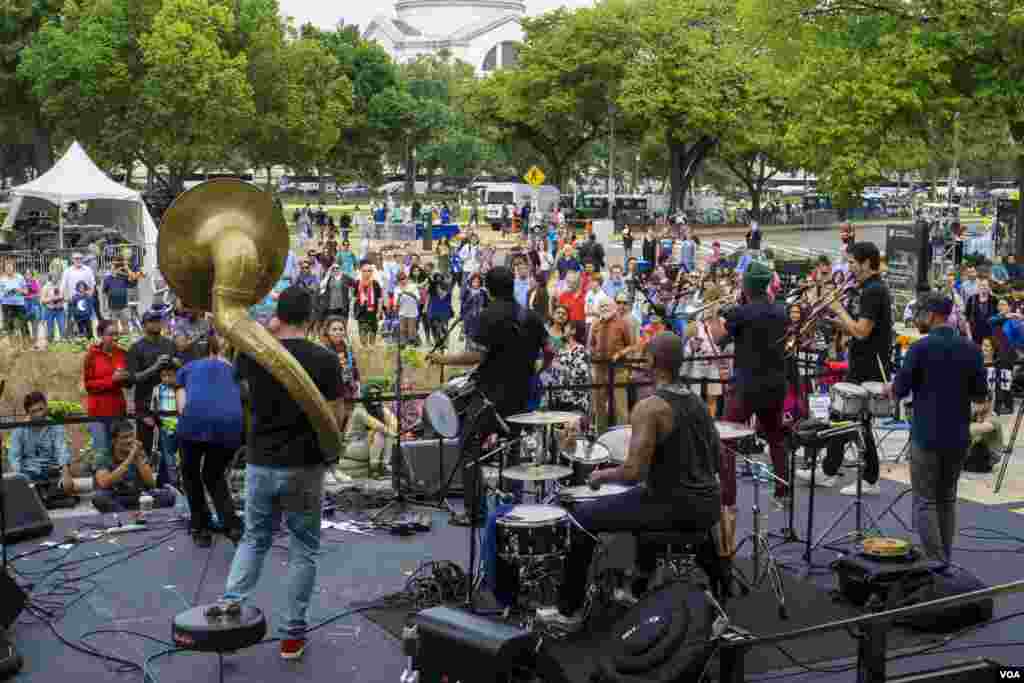 Pemain perkusi Red Baraat beraksi dalam pertunjukan mereka (T. Hart/VOA)