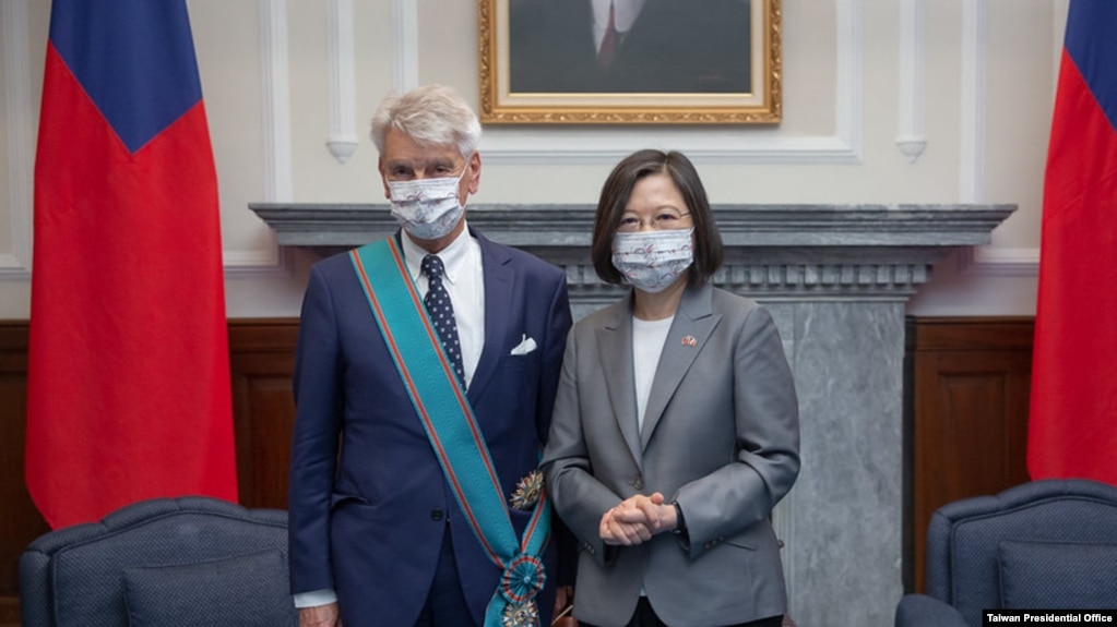 台湾总统蔡英文10月7日在台北颁授法国参议院友台小组主席李察“特种大绶卿云勋章” （台湾总统府提供)
