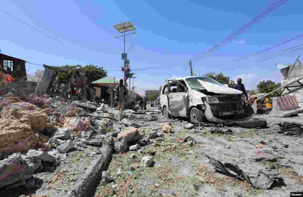 ویرانی ناشی از یک بمب گذاری انتحاری در پایگاه نیروی حفاظت صلح آفریقا در موگادیشوی سومالی. در این حمله سه نفر کشته شدند و گروه الشباب مسئولیت آن را برعهده گرفت.