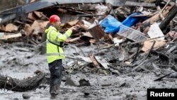 Team SAR melakukan pencarian korban tanah longsor yang masih hilang di Oso, negara bagian Washington (26/3). 