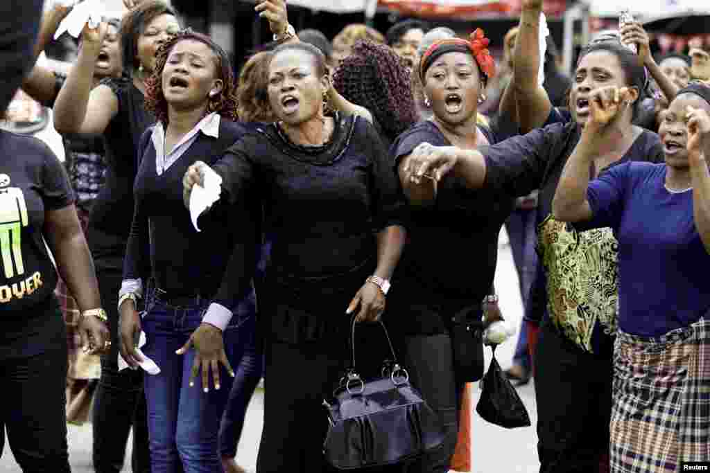 Women from communities in Rivers state protest against irregularities in voting in the weekend's election, at Port Harcourt, Nigeria, March 30, 2015. 