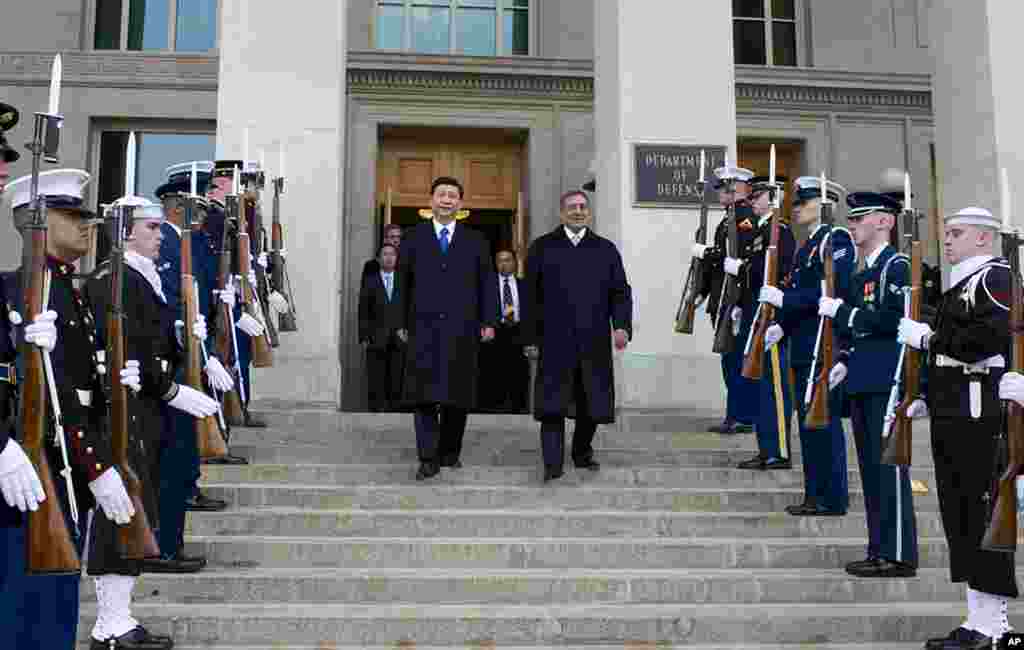 2012年2月14号，在欢迎仪式上，美国国防部长帕内塔(右)陪伴到访的中国国家副主席习近平走下五角大楼台阶。