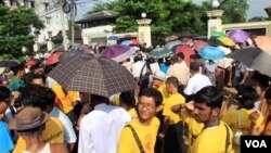 Para anggota keluarga tahanan di Burma menunggu di luar penjara Insein, di Rangoon.