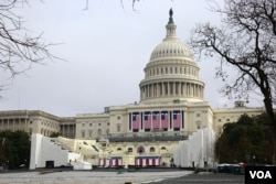 Last-minute preparations are underway on the west side of the U.S. Capitol, ahead of Friday's inauguration ceremonies for President-elect Donald Trump, Jan. 17, 2017. (B. Allen / VOA)
