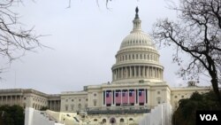 Last minute preparations are underway on the west side of the U.S. Capitol, ahead of Friday's inauguration ceremonies for President-Elect Donald Trump. January 17, 2017 (B. Allen/VOA)