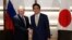 El presidente ruso, Vladimir Putin, (izquierda) y el primer ministro japonés, Shinzo Abe, comenzaron una cumbre de dos días en Nagato, Japón, el jueves, 15 de diciembre, de 2016.