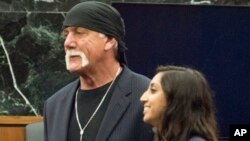 El ex luchador profesional Hulk Hogan, y su abogada, Seema Ghatnekar, escuchan el veredicto en la corte en St. Petersburgo, Florida, el viernes, 18 de marzo de 2016.