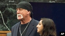Mantan pegulat profesional Hulk Hogan (kiri) bersama pengacaranya di pengadilan di St. Petersburg, Florida, Maret 2016. 