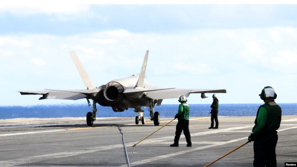 在西太平洋上执行任务的美军一架F-35C战机停在卡尔·文森号航母上（路透社2021年11月30日）(photo:VOA)