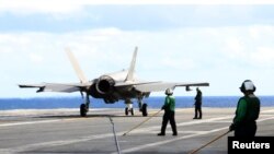 在西太平洋上执行任务的美军一架F-35C战机停在卡尔·文森号航母上（路透社2021年11月30日）