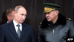 Le président russe Vladimir Poutine s'entretient avec le ministre de la Défense Sergei Shoigu dans la région de Ryazan, le 15 novembre 2013.
