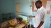 Seorang dokter sedang memeriksa seorang pasien penderita kolera di sebuah klinik kesehatan desa di Ganjuwa di negara bagian Bauchi, Nigeria. (Foto: AP)