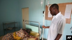 Un médecin est au près d'une femme atteinte de la choléra à Ganjuwa, au Nigeria, le 6 septembre 2010.