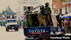 Polisi wa kutuliza ghasia wakishirikiana na polisi wa kawaida katika matukio mbali mbali ya uhalifu