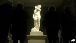 Du khách đang ngắm bức tượng David của danh họa, đồng thời cũng là nhà điêu khắc, Michelangelo.