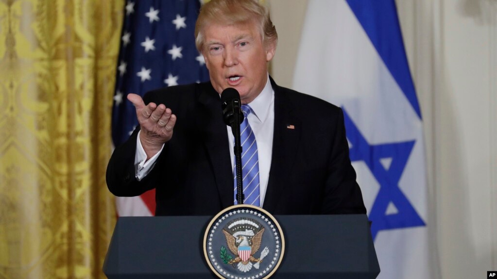 Presidenti Trump mbron z. Flynn, sulmon median