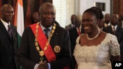 Mantan ibu negara Pantai Gading Simone Gbagbo (kanan) bersama suaminya, Laurent Gbagbo (foto: dok). Simone adalah perempuan pertama yang didakwa oleh Mahkamah Kejahatan Internasional.