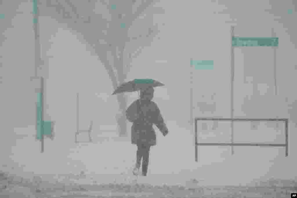 Una persona sostiene un paraguas mientras camina durante una tormenta invernal, el 6 de enero de 2025, en Cincinnati, Ohio.