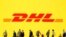 Pequeñas figuras de juguete se ven frente al logotipo de DHL en esta ilustración del 19 de marzo de 2020.