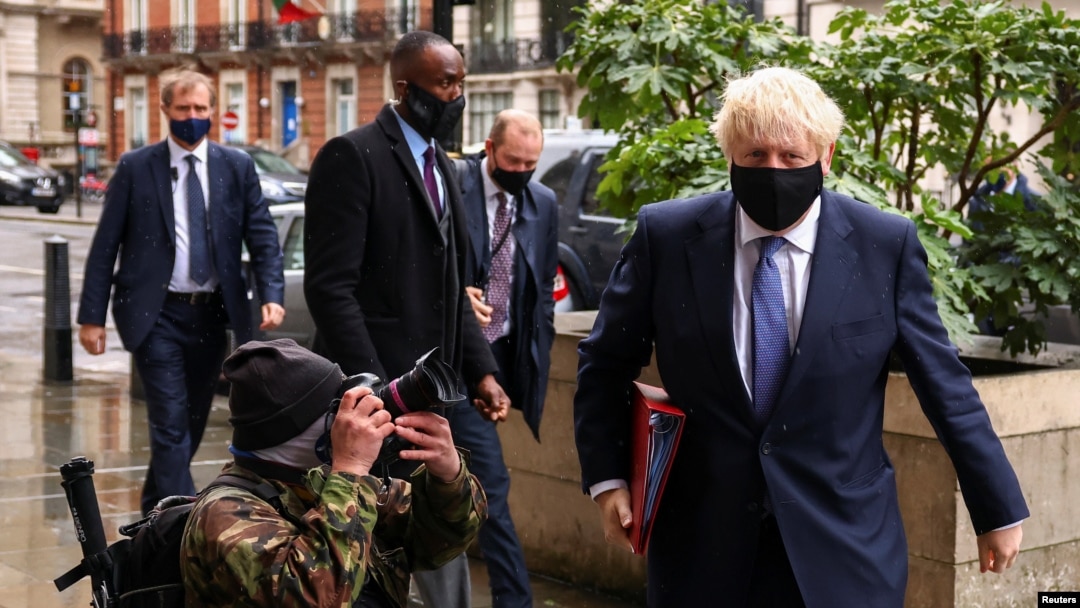 英国首相约翰逊在英国广播公司总部外。(2020年10月4日)