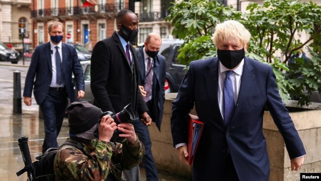 英国首相约翰逊在英国广播公司总部外。(2020年10月4日)