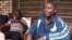Le porte-parole du RUF (Revolutionary United Front), Gibril Massaquoi (à dr.), répond aux questions des journalistes dans sa maison à Makeni, Sierra Leone, 26 septembre 2001.
