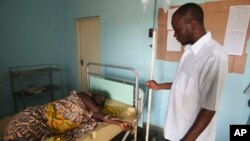 Un médecin est au près d'une femme atteinte de la choléra à Ganjuwa, au Nigeria, le 6 septembre 2010.