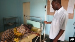 Un médecin est au près d'une femme atteinte de la choléra à Ganjuwa, au Nigeria, le 6 septembre 2010.