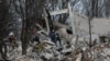 ویرانه‌های ساختمانی در منطقه تحت اشغال روسیه «ماکییوکا» در اوکراین که محل استقرار سربازان روس بود - ۱۳ دی ۱۴۰۱