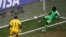 Le Nigérian Victor Moses  enlève un tir du Français Karim Benzema, lors d'un match entre le Nigeria et la France, le 30 juin 2014.