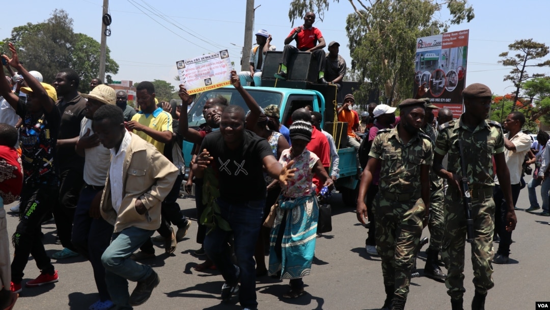 Protesters in Malawi march to deliver the petition at the petition at Blantyre City Council offices. (Lameck Masina/VOA)