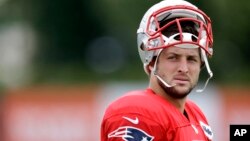 El quarterback de los Patriotas de Nueva Inglaterra, Tim Tebow, fue despedido del equipo.