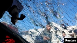 شیشه خودرویی که سه مرد مسلح فلسطینی در آن کشته شدند. 