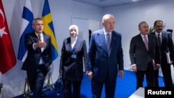 北约秘书长斯托尔滕贝格与土耳其总统埃尔多安在北约马德里峰会召开之际参加土耳其、芬兰和瑞典的三边会议。(2022年6月28日)