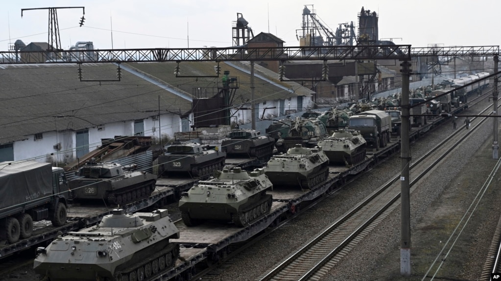 资料照：俄乌边界附近一个火车站满载俄军坦克与军车的列车。（2022年2月23日）(photo:VOA)